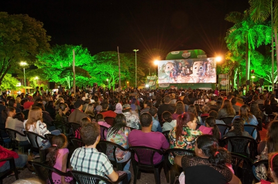 Cine Família na Praça atrai centenas de pessoas em Iturama